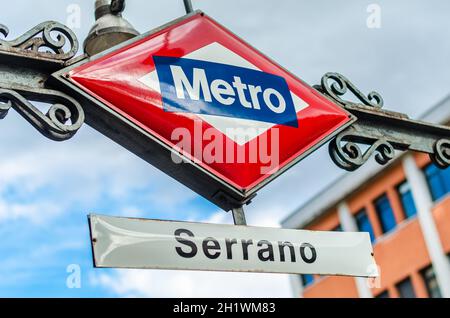 MADRID, SPANIEN – 12. MAI 2021: Metro-Schild Madrid an der U-Bahn-Station Serrano Stockfoto