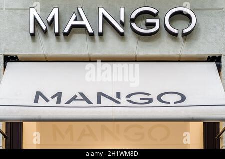 MADRID, SPANIEN – 12. MAI 2021: Fassade eines Mango-Stores in Madrid, Spanien. Mango ist ein spanisches Bekleidungsdesign- und Herstellungsunternehmen, das 1984 gegründet wurde Stockfoto