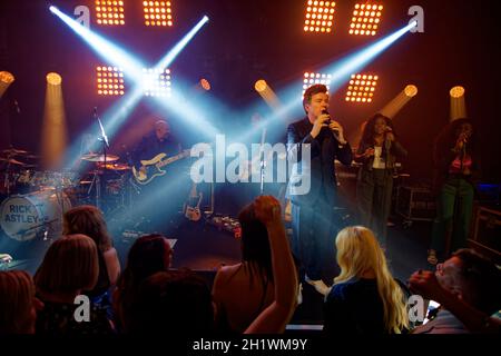 Rick Astley tritt im Concorde Conference Center des Flughafens von Manchester während einer Wohltätigkeitsveranstaltung zur Unterstützung des Manchester Cancer Support Center von Maggie auf. Stockfoto