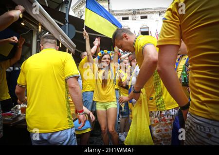 BUKAREST, RUMÄNIEN - 21. JUNI 2021: Ukrainische Fans haben Spaß in der Altstadt von Bukarest vor dem UEFA EURO 2020 Spiel Ukraine gegen Österreich in der National Arena Bukarest Stadion Stockfoto