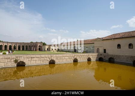 Mantua, Italien. 13. Juli 2021. Blick auf den Innenhof des Te Palastes Stockfoto