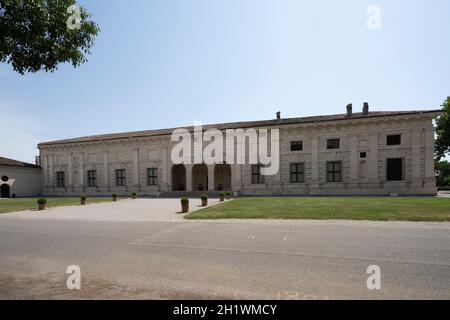 Mantua, Italien. 13. Juli 2021. Blick auf die Außenfassade des Te Palastes Stockfoto