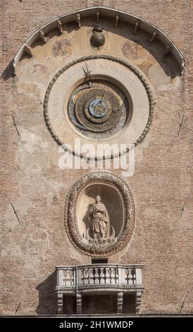 Mantua, Italien. 13. Juli 2021. Detail des Uhrturms auf der Piazza delle Erbe im Stadtzentrum Stockfoto