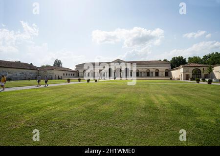Mantua, Italien. 13. Juli 2021. Blick auf den Innenhof des Te Palastes Stockfoto