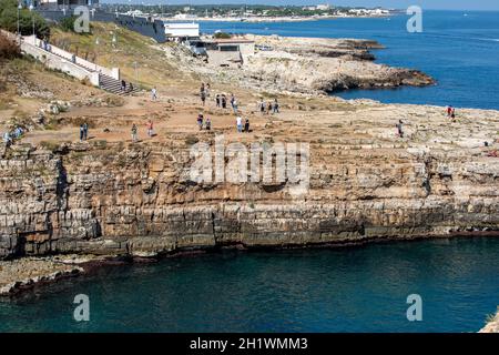 Polignano a Mare, Italien - 17. September 2019: Felsstrand in Polignano a Mare. Apulien, Italien Stockfoto