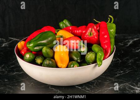 Schüssel mit Paprika und Zucchini, Food Fotografie Stillleben Stockfoto