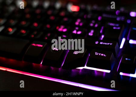 Gaming Tastatur mit Hintergrundbeleuchtung im Dunkeln, Makroaufnahme Stockfoto