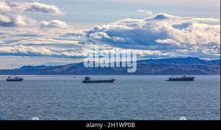 Angelwadenfänger und Frachtschiffe in der Avacha-Bucht auf der Halbinsel Kamtschatka Stockfoto