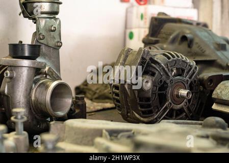 Verschlissene Turbine und Lichtmaschine in einem Werkstatttisch Stockfoto
