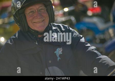 ROVIGO, ITALIEN 21. JULI 2021: Alter Mann auf Oldtimer-Motorrad Stockfoto