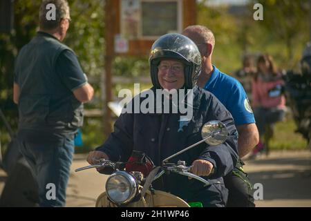 ROVIGO, ITALIEN 21. JULI 2021: Alter Mann auf Oldtimer-Motorrad Stockfoto