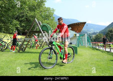 Vincenzo Grifo (SC Freiburg) mit dem Mountainbike auf dem Weg vom Training ins Hotel im Trainingslager SC Freiburg Schruns 2021 DFL REGLEMENTS PROH Stockfoto