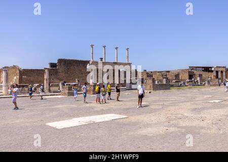 Pompeji, Neapel, Italien - 26. Juni 2021: Das Forum von Pompeji mit dem Eingang zur Basilika. Ruinen einer alten Stadt, die durch den Ausbruch von zerstört wurde Stockfoto