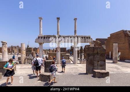 Pompeji, Neapel, Italien - 26. Juni 2021: Das Forum von Pompeji mit dem Eingang zur Basilika. Ruinen einer alten Stadt, die durch den Ausbruch von zerstört wurde Stockfoto