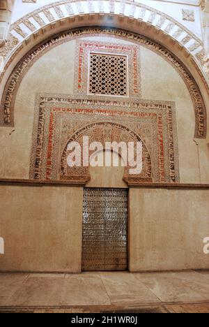 Kunstvolle Tür in der Mezquita (Moschee), Cordoba, Provinz Cordoba, Andalusien, Spanien, Europa. Stockfoto