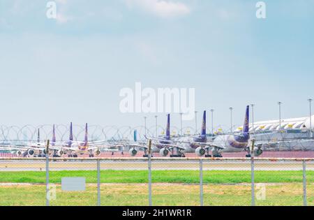 SAMUT PRAKAN, THAILAND-15. MAI 2021 : Thai Airways Flugzeug geparkt am Flughafen Suvarnabhumi. Blick vom Zaun zur Rückansicht des Flugzeugs. Luftfahrt BU Stockfoto