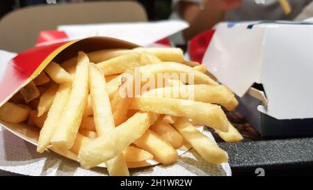 Ukraine, Kiew - 1. September 2019: pommes Frites und Hamburger in einem Fast-Food-Restaurant. Nicht gesunde Lebensmittel auf dem Tisch. Stockfoto