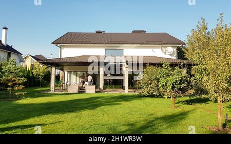 Ukraine, Kiew - 24. September 2019: Fassade eines neuen modernen Hauses im australischen Stil. Interieur Des Luxus-Villa-Resorts. Großes, kundenspezifisches Luxushaus mit Stockfoto