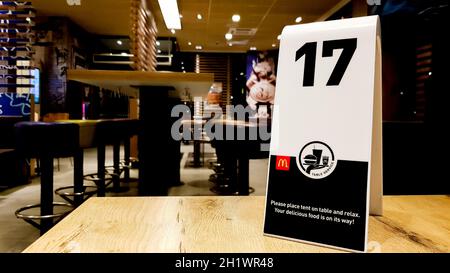 Ukraine, Kiew - 9. September 2019 - 17 Bestellnummer auf dem Tisch im McDonald's Restaurant. Warten auf Bestellung im McDonald's Restaurant. Stockfoto