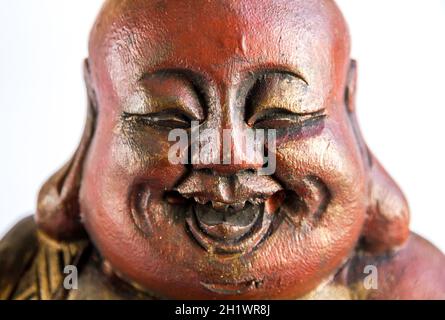 Traditionelle hölzerne Statue des chinesischen Buddha isoliert auf weißem Hintergrund Stockfoto