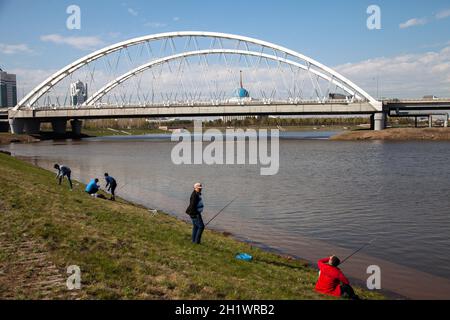 Nur Sultan, Kasachstan - 05-02-2017:Menschen, die im Fluss Ishim fischen Stockfoto