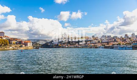 Porto, Portugal - 23. Oktober 2020: Blick auf die Gebäude mit typischer Architektur und Boote von touristischen Gebieten am Ufer des Douro Flusses auf einer A Stockfoto