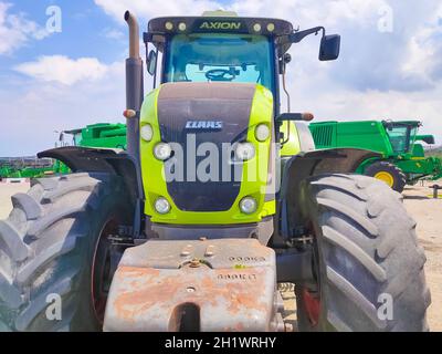 Kiew, Ukraine - 16. Juni 2021: Neuer Traktor CLAAS Axion 950 in Kiew, Ukraine, am 16. Juni 2021. Veranstaltungsort für Bauerngeschäfte. Fertigungseinrichtungen für Stockfoto