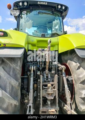 Kiew, Ukraine - 16. Juni 2021: Neuer Traktor CLAAS Axion 950 in Kiew, Ukraine, am 16. Juni 2021. Veranstaltungsort für Bauerngeschäfte. Fertigungseinrichtungen für Stockfoto