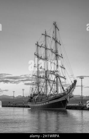 Großes Segelschiff im Beagle Kanal bei Ushuaia, Argentinien Stockfoto