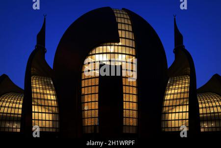 Köln, Deutschland - 22. Juli 2021: Zentrale Moschee in Köln Ehrenfeld beleuchtet Stockfoto