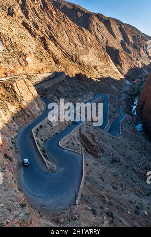 Passieren Sie die Straße im Dades-Tal, die Straße der Kasbahs im Süden Marokkos, Afrika. Stockfoto