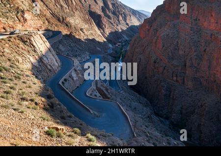 Passieren Sie die Straße im Dades-Tal, die Straße der Kasbahs im Süden Marokkos, Afrika. Stockfoto