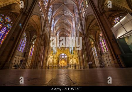 Leon, Spanien - 25. Juni 2019: Hauptschiff der Kathedrale von Leon, auch Haus des Lichts genannt, Spanien Stockfoto