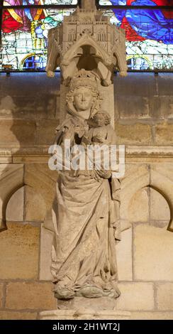 Leon, Spanien - 25. Juni 2019: Leon Cathedral indoor. Skulptur der weißen Jungfrau Maria. Spanien Stockfoto
