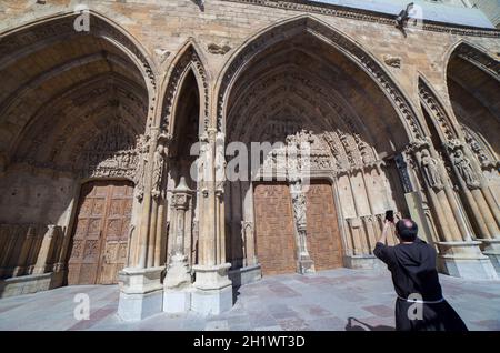 Leon, Spanien - 25. Juni 2019: Mönch fotografiert die Kathedrale von Leon, Spanien. Haupteingang Stockfoto