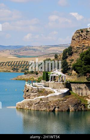 Erhöhter Blick über den Guadalhorce See in Richtung Berge, Ardales, Provinz Malaga, Andalusien, Spanien, Westeuropa Stockfoto