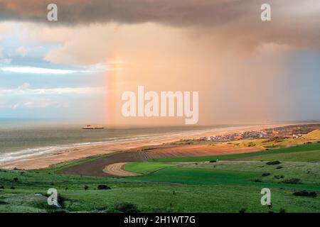 Grain pluvieux passant au large du Cap Blanc-Nez, Frankreich, Côte d'opale Stockfoto