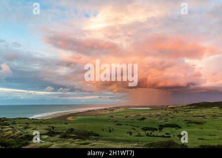 Grain pluvieux passant au large du Cap Blanc-Nez, Frankreich, Côte d'opale Stockfoto