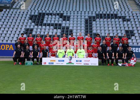 Hintere Reihe von links: Kevin Schade, Christian Günter, Lucas Höler, Yannik Keitel, Dominique Heintz, Nils Petersen, Kimberly Ezekwem, Nico Schlotter Stockfoto