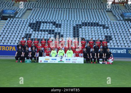 Hintere Reihe von links: Kevin Schade, Christian Günter, Lucas Höler, Yannik Keitel, Dominique Heintz, Nils Petersen, Kimberly Ezekwem, Nico Schlotter Stockfoto