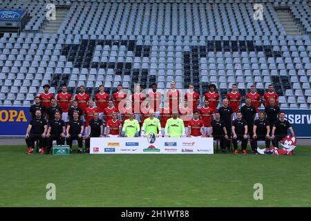 Hintere Reihe von links: Kevin Schade, Christian Günter, Lucas Höler, Yannik Keitel, Dominique Heintz, Nils Petersen, Kimberly Ezekwem, Nico Schlotter Stockfoto