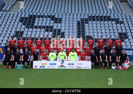 Hintere Reihe von links: Kevin Schade, Christian Günter, Lucas Höler, Yannik Keitel, Dominique Heintz, Nils Petersen, Kimberly Ezekwem, Nico Schlotter Stockfoto