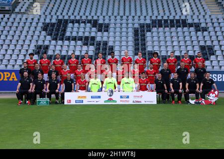 Hintere Reihe von links: Kevin Schade, Christian Günter, Lucas Höler, Yannik Keitel, Dominique Heintz, Nils Petersen, Kimberly Ezekwem, Nico Schlotter Stockfoto