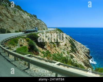 Eine schöne Bucht und Straße zwischen Kas Finike Straße mit Meerblick Stockfoto