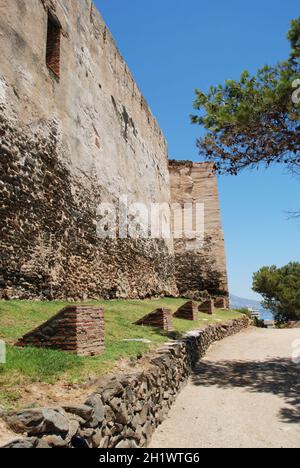 Sohail Schloss mit Schlossgarten in der Vordergrund, Fuengirola, Provinz Malaga, Andalusien, Spanien, Westeuropa. Stockfoto