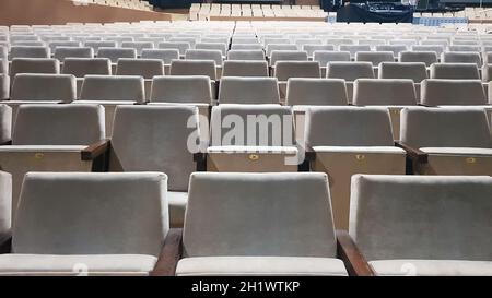 Viele alte beige Polsterstühle ohne Menschen in der Halle für Aufführungen und Filme. Hintergrund von vielen Stühlen in den Ständen in einem Konzert ha Stockfoto