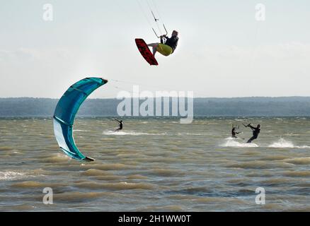 Kitesurfen. Mann reitet einen Drachen. Stockfoto