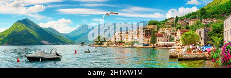 Panoramablick auf Perast, kleine Stadt in Montenegro Stockfoto