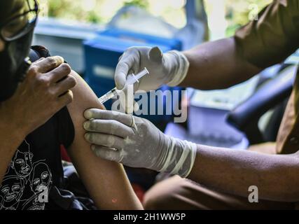 Soppeng, Indonesien. Oktober 2021. Ein Gesundheitshelfer spritzt der Öffentlichkeit eine Dosis von 1 moderna covid 19-Impfstoff ein. Zuvor hatten Gesundheitshelfer diesen Impfstoff als Auffrischimpfstoff erhalten.Moderna ist für Bewohner gedacht, die die Impfstoffe Sinovac und AstraZeneca nicht erhalten können. Die indonesische Regierung hat über das Gesundheitsministerium 5,102,300 Dosen des Moderna-Impfstoffs für die Covid-19-Impfung in 34 Provinzen bereitgestellt. (Foto von Moch Farabi Wardana/Pacific Press) Quelle: Pacific Press Media Production Corp./Alamy Live News Stockfoto