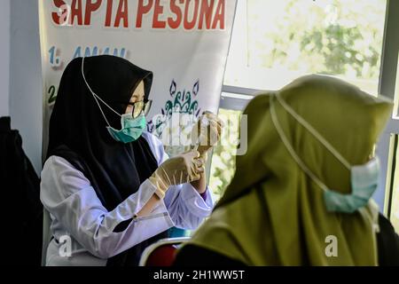 Soppeng, Indonesien. Oktober 2021. Ein Gesundheitsmitarbeiter bereitet eine Dosis des Impfstoffs Moderna covid 19 für die Öffentlichkeit vor. Zuvor hatten Gesundheitshelfer diesen Impfstoff als Auffrischimpfstoff erhalten.Moderna ist für Bewohner gedacht, die die Impfstoffe Sinovac und AstraZeneca nicht erhalten können. Die indonesische Regierung hat über das Gesundheitsministerium 5,102,300 Dosen des Moderna-Impfstoffs für die Covid-19-Impfung in 34 Provinzen bereitgestellt. (Foto von Moch Farabi Wardana/Pacific Press) Quelle: Pacific Press Media Production Corp./Alamy Live News Stockfoto